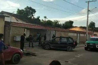 Policiais em frente a casa do prefeito de Manicoré (Imagem: Reprodução/Redes sociais)
