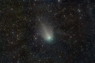 O cometa 12P/Pons-Brooks é conhecido pelo nome de diabo devido ao formato de chifre da calda (Foto: Astrobin/YouTube)