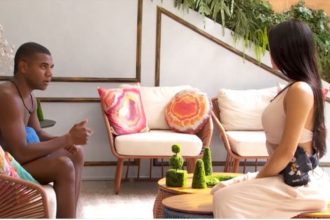 Davi chamou Isabelle para conversar na área externa da casa (Imagem: Reprodução/Globoplay)