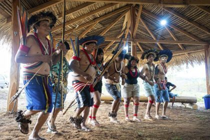 Ritual indígena para turista ver: atividade econômica em comunidade Paiter Suruí (Foto: PPBio/Divulgação)