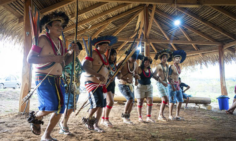 Ritual indígena para turista ver: atividade econômica em comunidade Paiter Suruí (Foto: PPBio/Divulgação)