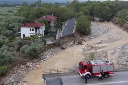 Chuvas causaram alagações e destruição de pontes e trechos de estradas na Grécia (Imagem: YouTube/CNN/Reprodução)