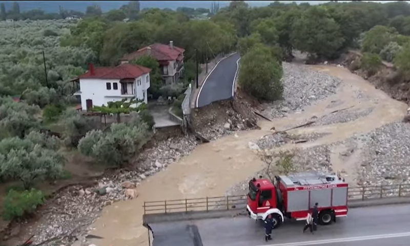 Chuvas causaram alagações e destruição de pontes e trechos de estradas na Grécia (Imagem: YouTube/CNN/Reprodução)