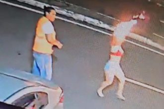 Vídeo registra momento em que Hilda Lavínia tira blusa que estava pegando fogo (Imagem: Redes sociais/Reprodução)