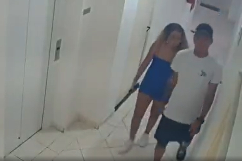 Câmera de segurança registrou Lívia Gabriele com Dimas Cândido no corredor do prédio (Imagem: Câmera de segurança/PC-SP/Divulgação)