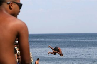 Jovens negros se divertem em praia do Rio: lei institui dia de consciência da violência contra (Foto: Tânia Rêgo/ABr)