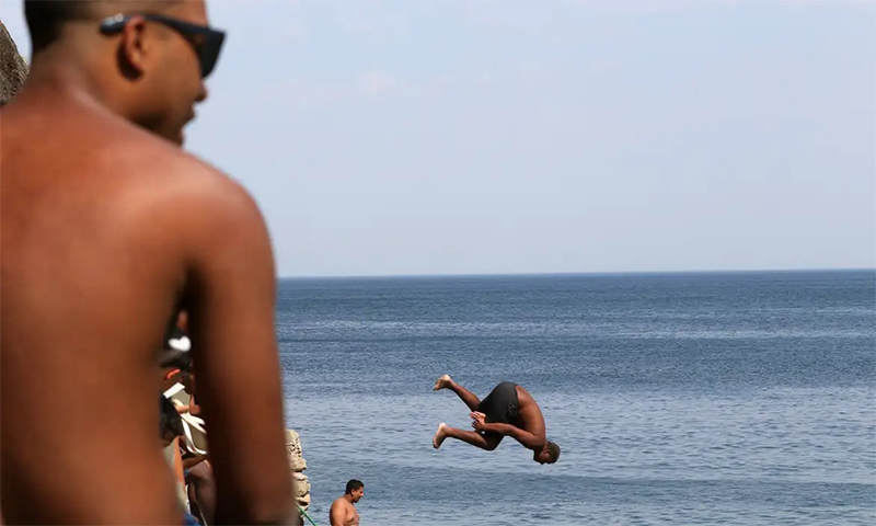 Jovens negros se divertem em praia do Rio: lei institui dia de consciência da violência contra (Foto: Tânia Rêgo/ABr)