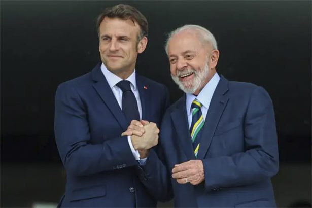 Emmanuel Macron e Lula: reconhecimento à luta do Brasil pela democracia (Foto: Fabio Charles Pozzebom/ABr)