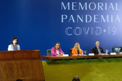 Ministra Nísia Andrade em evento que marcou quatro anos de declaração de pandemia (Foto: Fábio Rodrigues Pozzebom/Agência Brasil)