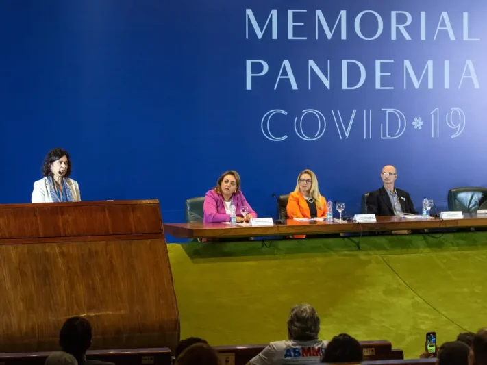 Ministra Nísia Andrade em evento que marcou quatro anos de declaração de pandemia (Foto: Fábio Rodrigues Pozzebom/Agência Brasil)