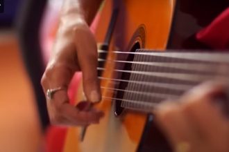 Violão: musicoterapia é aprovada para aplicação na saúde e educação (Imagem: YouTube/Reprodução)