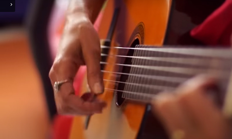 Violão: musicoterapia é aprovada para aplicação na saúde e educação (Imagem: YouTube/Reprodução)