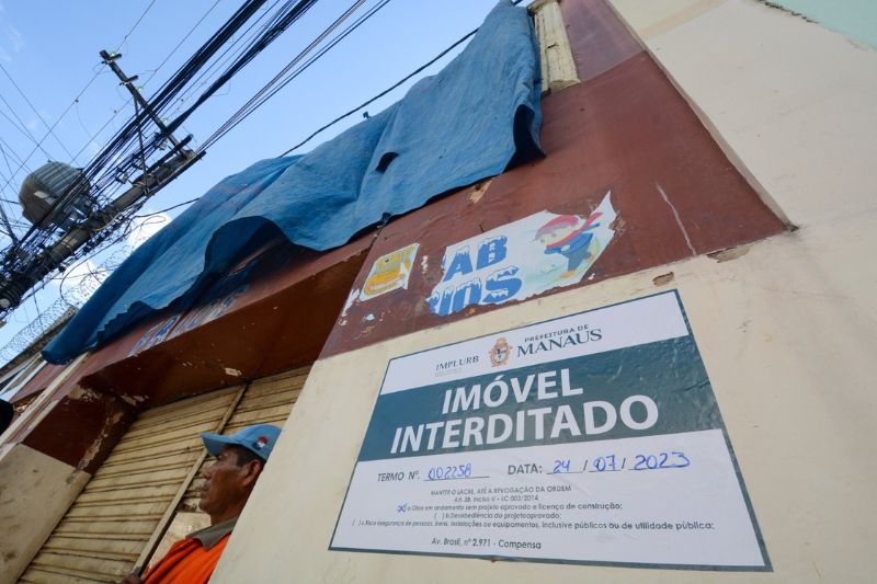 Obra interditada por órgãos da Prefeitura de Manaus (Foto: Divulgação/Semcom)