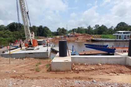Situação das obras na ponte sobre o Rio Curuçá em fevereiro deste ano (Foto: Cleber Oliveira/AM ATUAL)