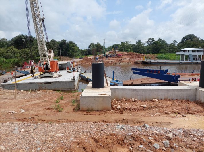 Situação das obras na ponte sobre o Rio Curuçá em fevereiro deste ano (Foto: Cleber Oliveira/AM ATUAL)
