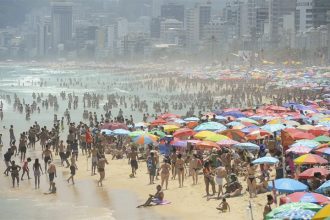 Praia no Rio de Janeiro: litoral concentra maior parte da população brasileira (Foto: Tomaz Silva/ABr)