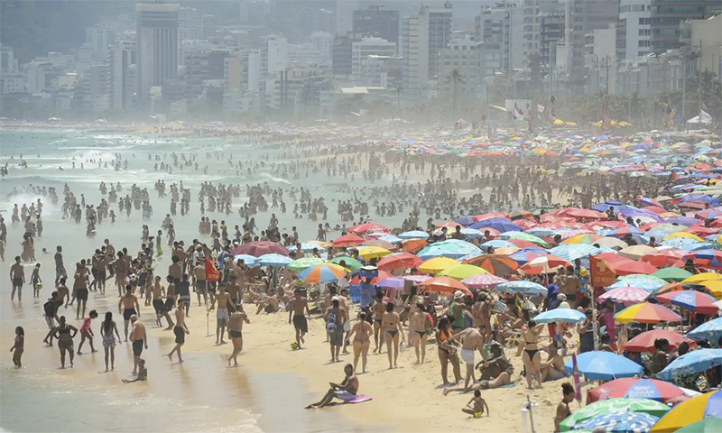 Praia no Rio de Janeiro: litoral concentra maior parte da população brasileira (Foto: Tomaz Silva/ABr)