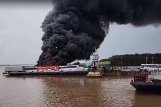 O fogo destruiu veículos que estavam na balsa (Foto: Divulgação/redes sociais)