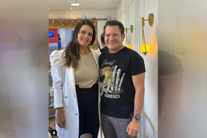 A médica Danielly Rodrigues com Ximbinha: agradecimento por ter ficado mais 'bonitão' (Foto: Instagram/Reprodução)