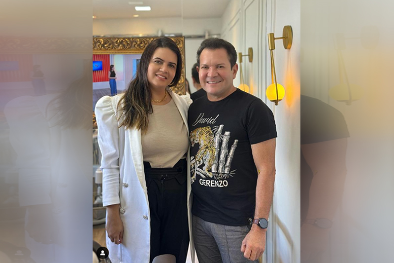 A médica Danielly Rodrigues com Ximbinha: agradecimento por ter ficado mais 'bonitão' (Foto: Instagram/Reprodução)