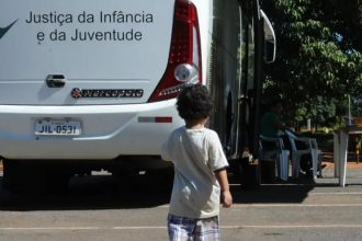 A lei que estabelece regras para adoção de crianças e adolescentes foi sancionada pelo prefeito de Manaus, David Almeida (Foto: Antônio Cruz/Agência Brasil)