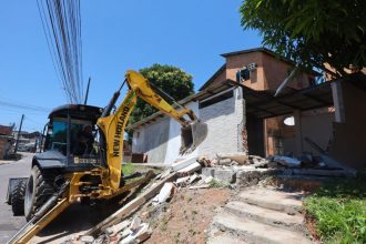 Casa irregular sendo demolida durante ação nos Parques Residenciais Mestre Chico I e IIs (Foto: Divulgação/Tiago Corrêa / UGPE