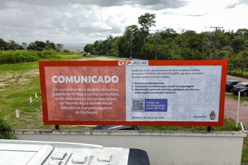 O aviso foi instalado na entrada da marina do Davi e praia Dourada, na zona Oeste de Manaus (Foto: Divulgação/Semcom)