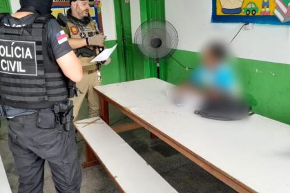 Momento em que o professor é preso na escola (Foto: Divulgação/PC-AM)