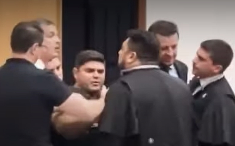Promotor xinga advogados e é contido por outros colegas no Tribunal do Júri de Cascavel (Imagem: YouTUbe/Reprodução)