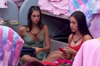 Alane e Isabelle: arrependimento da manauara sobre banho seminua na piscina (Imagem: Globoplay/Reprodução)