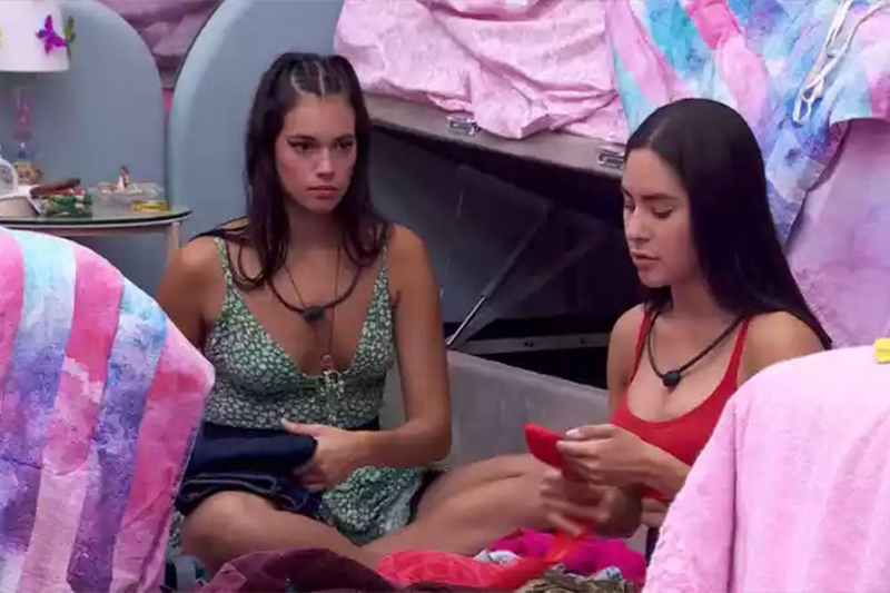 Alane e Isabelle: arrependimento da manauara sobre banho seminua na piscina (Imagem: Globoplay/Reprodução)