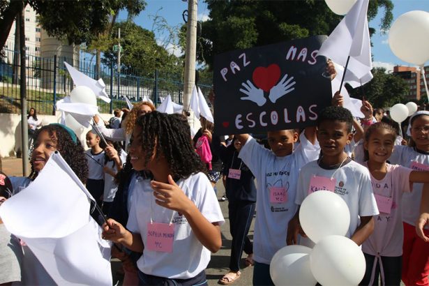 Alunos em manifestação contra violência nas escolas: Snave definirá ações de prevenção e combate (Foto: Rovena Rosa/ABr)