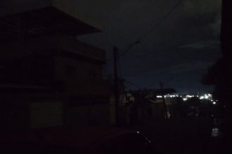 Parte do bairro Armando Mendes em foto registrada às 21h20 deste domingo: às escuras (Foto: AM ATUAL)