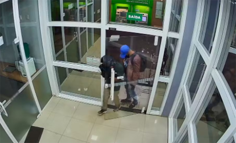 Câmera de segurança registrou ação dos suspeitos no banco (Imagem: Divulgação/PC-AM)
