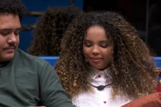 Lucas conforta Pitel ao ser eliminada do BBB 24 na noite desta terça-feira (Imagem: Globoplay/Reprodução)