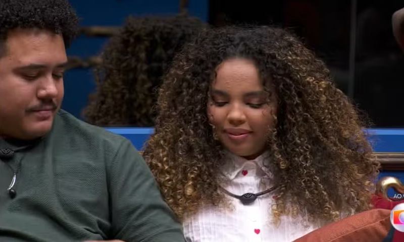 Lucas conforta Pitel ao ser eliminada do BBB 24 na noite desta terça-feira (Imagem: Globoplay/Reprodução)