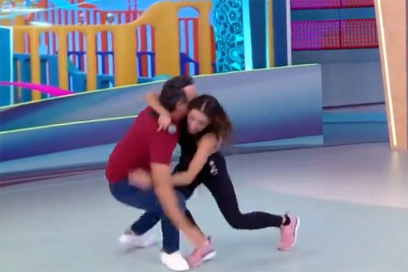 Beatriz derrubou Tadeu ao abraçá-lo quando saiu da casa do BBB 24 (Imagem: Blobopaly/Reprodução)