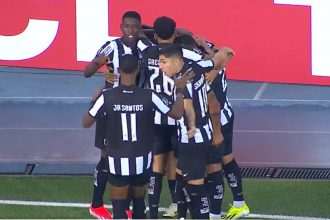 Jogadores festejam primeiro gol de Eduardo que abriu o placar no triunfo do Botafogo (Imagem: YouTube/Reprodução)