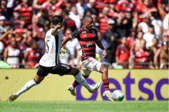 De La Cruz em lance de jogo: Botafogo superou o Flamengo (Foto: Marcelo Cortes/CRF)