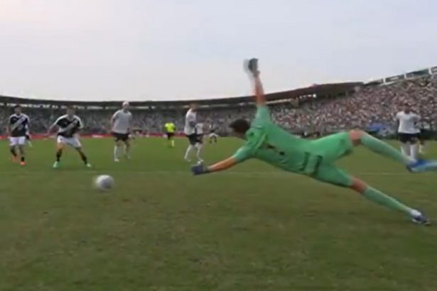 Goleiro Marchesín, do Grêmio, tenta, mas não impede gol do Vasco (Imagem: YouTube/Reprodução)