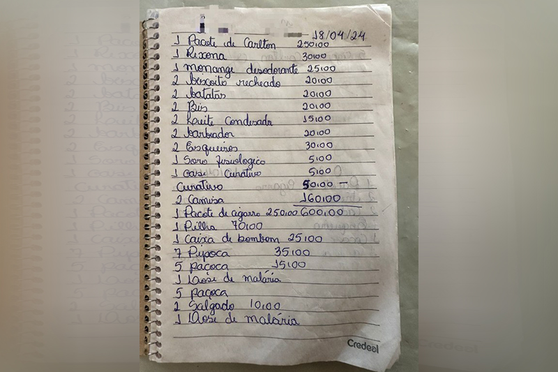 Caderno com nomes e valores devidos pelos trabalhadores foi encontrado no garimpo (Foto: PF/Divulgação)