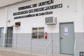 Na audiência de custódia na Comarca Benfica, homem foi mantido preso (Foto: PJERJ/Divulgação)