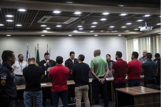 Juiz leu a sentença para os condenados por chacina no Grande Vitória na manhã desta quinta-feira (Foto: Raphael Alves / TJAM)