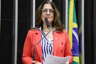 Deputada Rogéria Santos alega que omissão dos pais põe em risco segurança dos filhos (Foto: Mario Agra/Agência Câmara)
