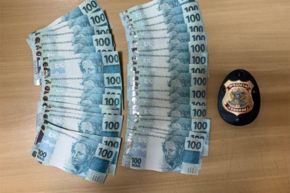Cédulas de R$ 100 falsas estavam em caixa postal nos Correios (Foto: PF/Divulgação)
