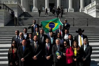 Eduardo Bolsonaro com parlamentares e bolsonaristas brasileiros nos EUA: articulação contra o Brasil (Foto: Eduardo Bolsonaro/Instagram)