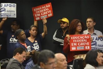 Professores pedem aumento salarial e ajustes no plano de carreira (Foto: José Cruz/ABr)
