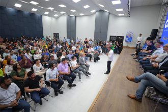 Wilson Lima em reunião com pré-candidatos a vereador: União Brasil quer ampliar número de parlamentares (Foto: Diego Peres/Secom)
