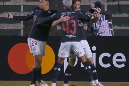 Jogadores festejam gol de Viña, mas Flamengo perdeu o jogo (Imagem: YouTube/Reprodução)