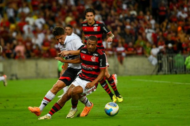Flamengo foi superior ao São Paulo, venceu e se tornou líder do Brasileirão (Foto: Gilvan de Souza/CRF)